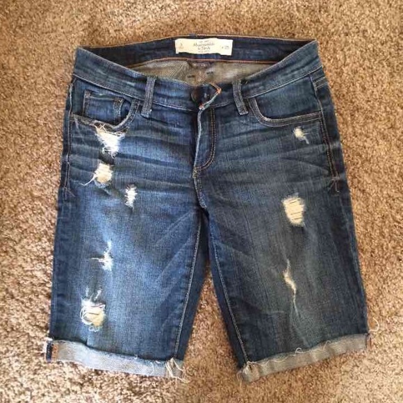 Abercrombie & Fitch Pants - Knee length shorts