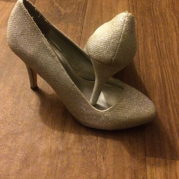 Silver heels - Picture 3 of 4