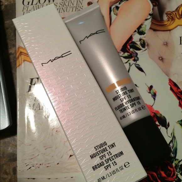 MAC Studio Moisture Tint SPF 15