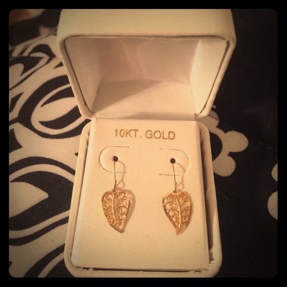 NWT 10K yellow gold leaf dangle earrings🎁