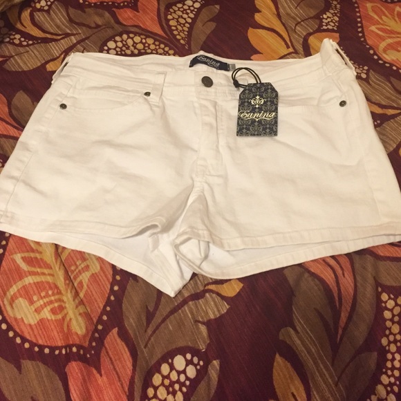 Super cute white shorts brand new 💓