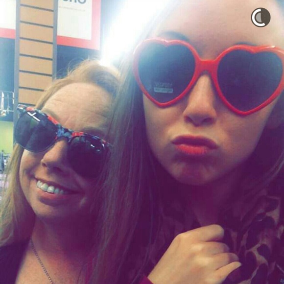 Meet your Posher, Stephany - Picture 2 of 2