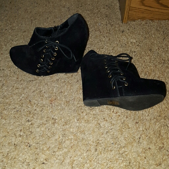 Black boot wedges