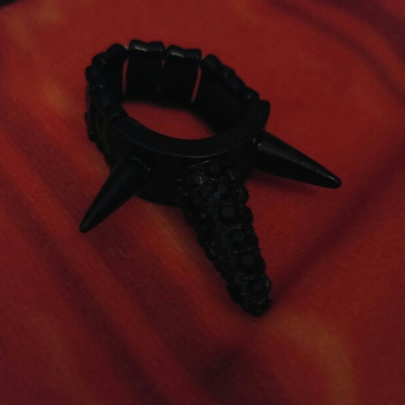 Spike stretch ring