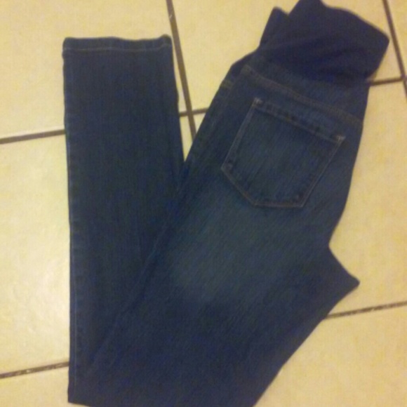 Maternity jeans small but fit medium size