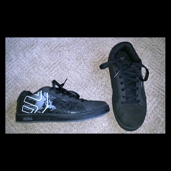 Etnies Tennis Shoes