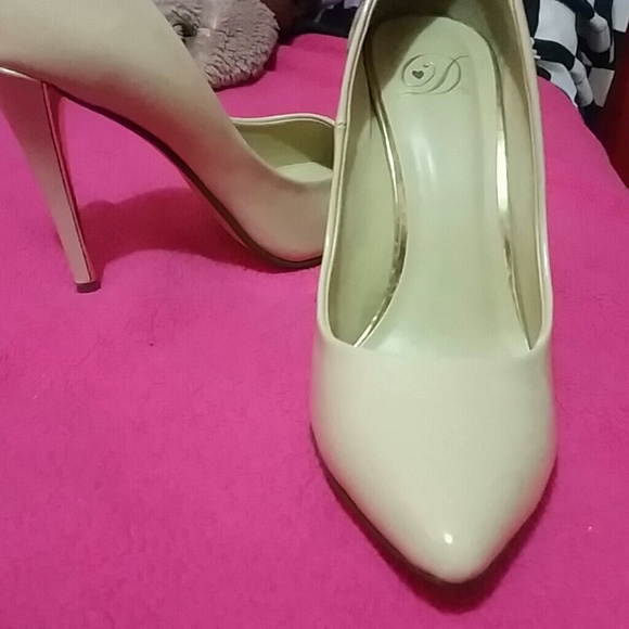 NWOT pointed nude hells