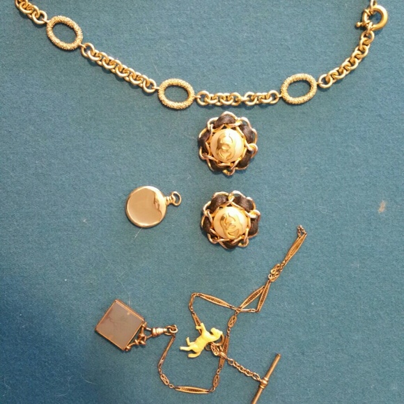 BEAUTIFUL VINTAGE AUTHENTIC CHANEL EARINGS