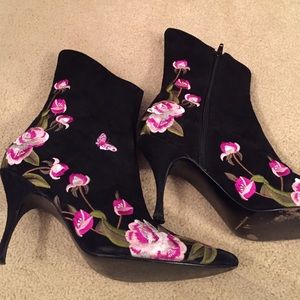 Black embroidered Beverly Feldman boots