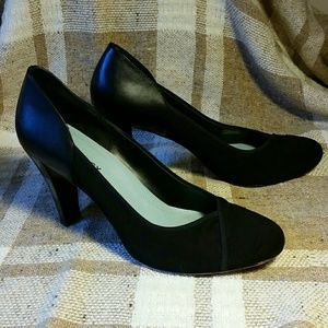 Ladie's Black Pumps