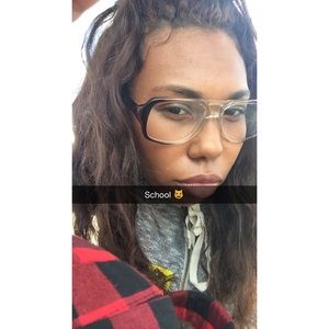 Meet your Posher, Akamie