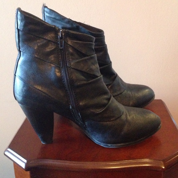 Black bootlet. Faux leather.
