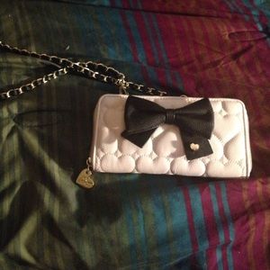 Cute cross body purse.. Never worn.