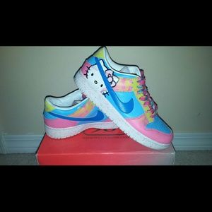 hello kitty dunks nike