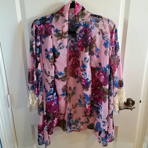 Floral print kimono with crochet trim sleeves