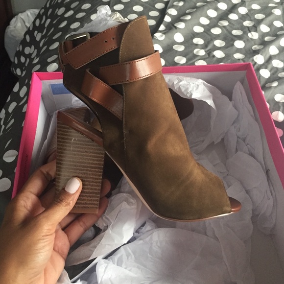 *RESERVED* Justfab booties olive green and brown.