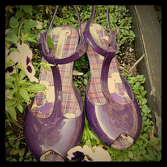 Super cute purple peep toes