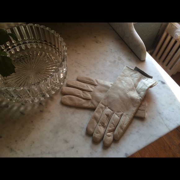 Club Monaco Accessories - Super amazing Club Monaco leather gloves