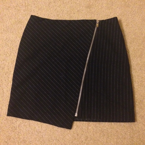 🎉HP🎉❤️Asymmetrical Front Zippered Skirt❤️