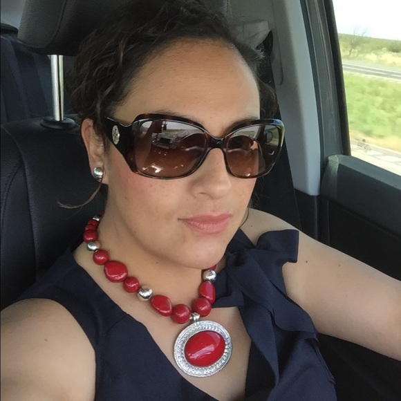 Meet your Posher, Yolanda - Picture 2 of 2