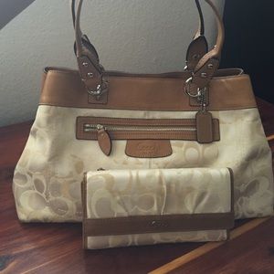 Authentic 💯coach purse and wallet set. Good cond