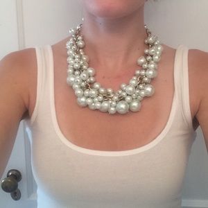 Gorgeous Vineyard Vines Pearl Statement Necklace