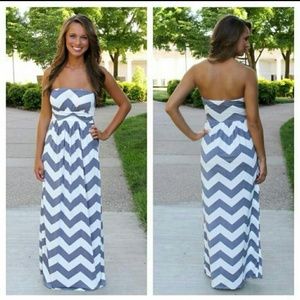 🌼 Maxi dress in navy and white
