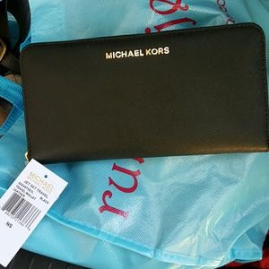 BRAND NEW MICHAEL KORS TRAVEL WALLET BLACK