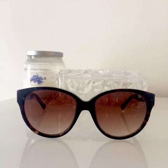 MUST GO NOW! Oscar de la Renta Sunglasses