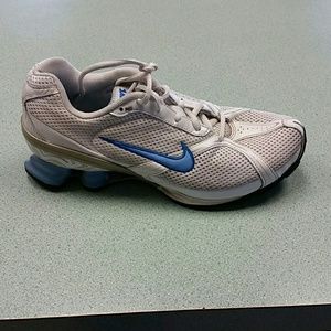 Women's nike tennis shoes