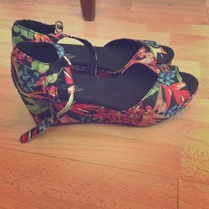 TOMS Floral Wedge NWOT