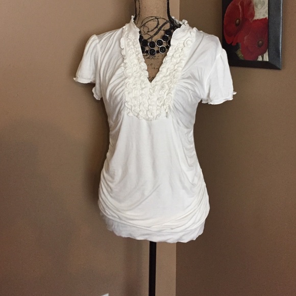 🔴NWOT🔴CREAM TOP WITH RUFFLE DETAIL‼️