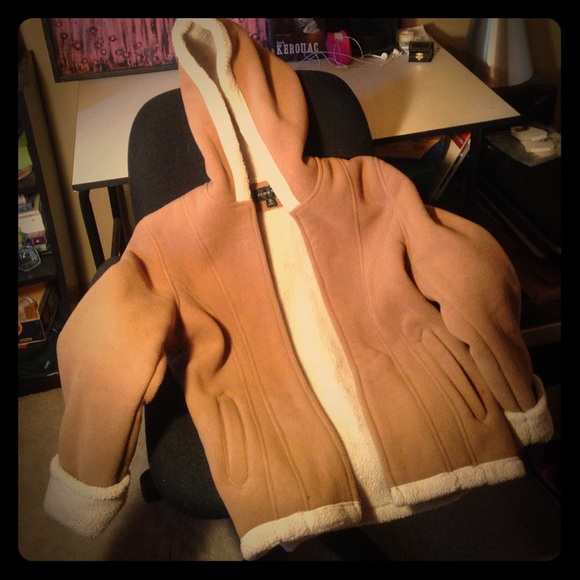 🌲Tan and white coat with faux fur lining🌲