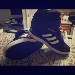 💜FLASH SALE💜  Black and Gold Amberlite Wedge