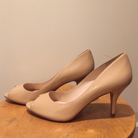 Nude pumps