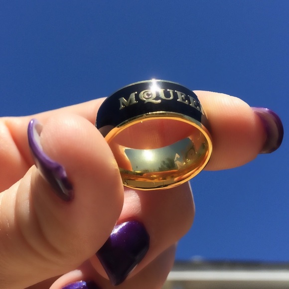 🚫SOLD🚫TRDSY Alexander  McQueen signature  ring - Picture 2 of 4