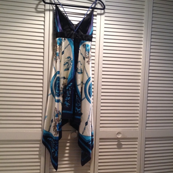 Flowy Blue & White Dress - Picture 2 of 4