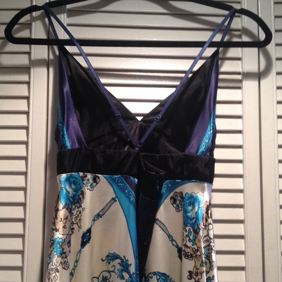 Flowy Blue & White Dress - Picture 3 of 4