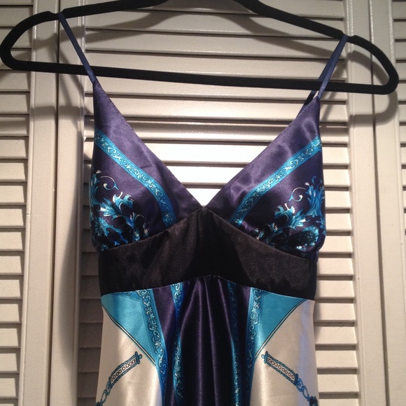 Flowy Blue & White Dress - Picture 4 of 4