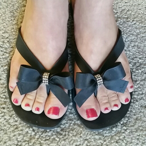 Guess bow flip flops