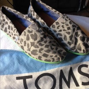 Women's snow leopard size 9 toms shoes and bag