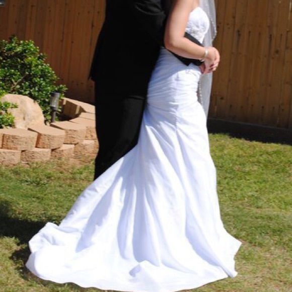 Wedding dress - Picture 2 of 4