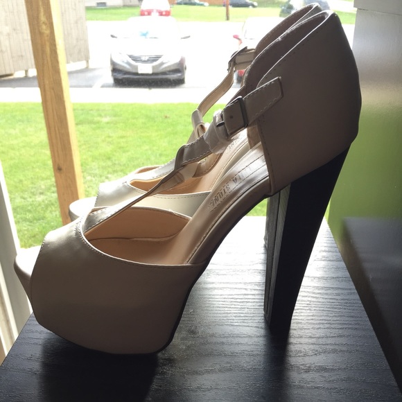 Heeled shoes