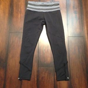 Lululemon size 6 Capri pants