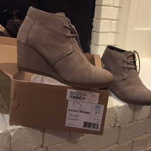 TOMS Desert Wedge Taupe Suede size 7.5