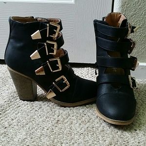 HP🎉 NWOT Modcloth black ankle buckle booties
