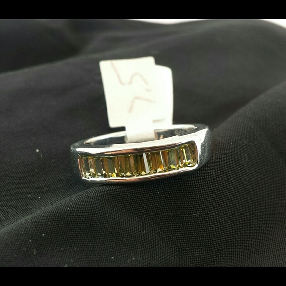 Peridot womens ring sz 7.5 satmped .925 - Picture 1 of 1