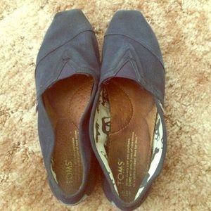 navy blue toms🙇 little worn down, but not too bad