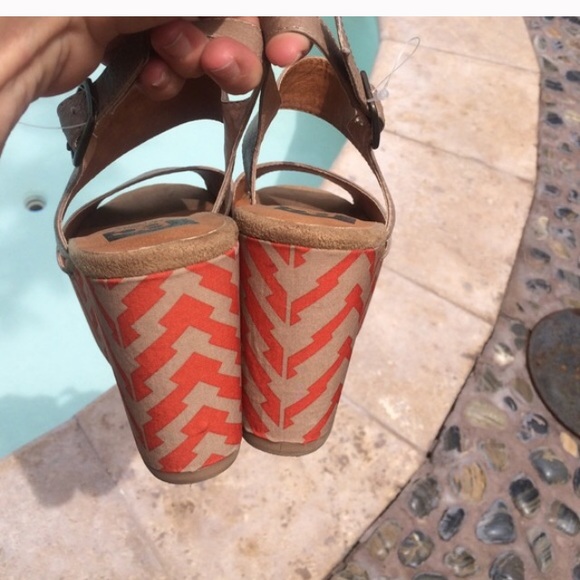 🍁🍂Super Aztec platform leather sandal runs large - Picture 2 of 4