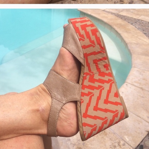 🍁🍂Super Aztec platform leather sandal runs large - Picture 3 of 4